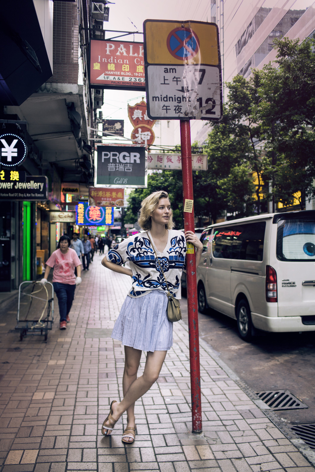 embroidered-shirt-tee-hong-kong-streets-drew-bag