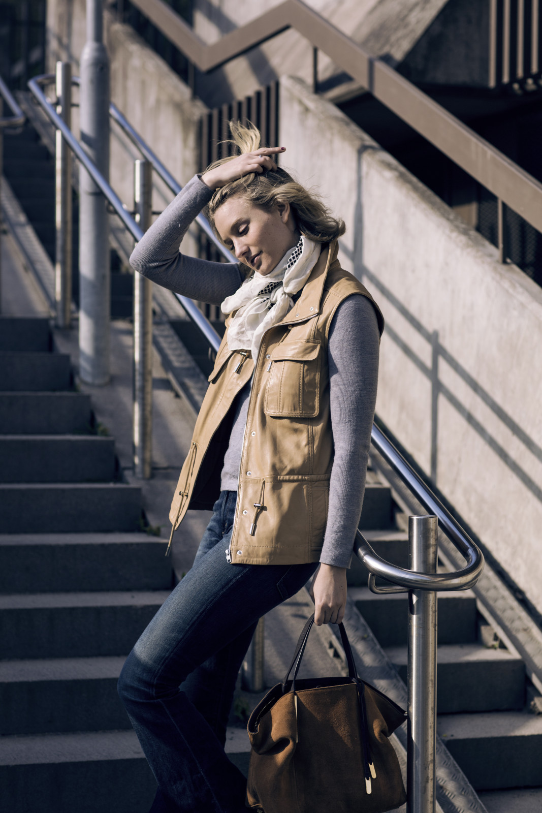 leather-vest-flared-jeans-sneakers-70s-suede-bag
