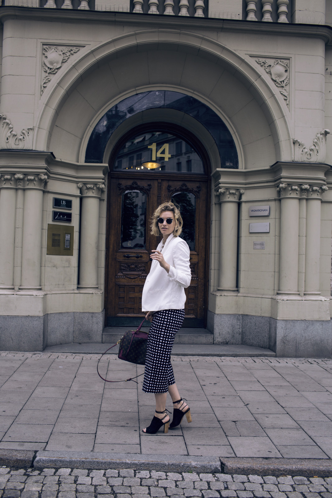 culottes-chequered-equipment-silk-shirt-white-blazer