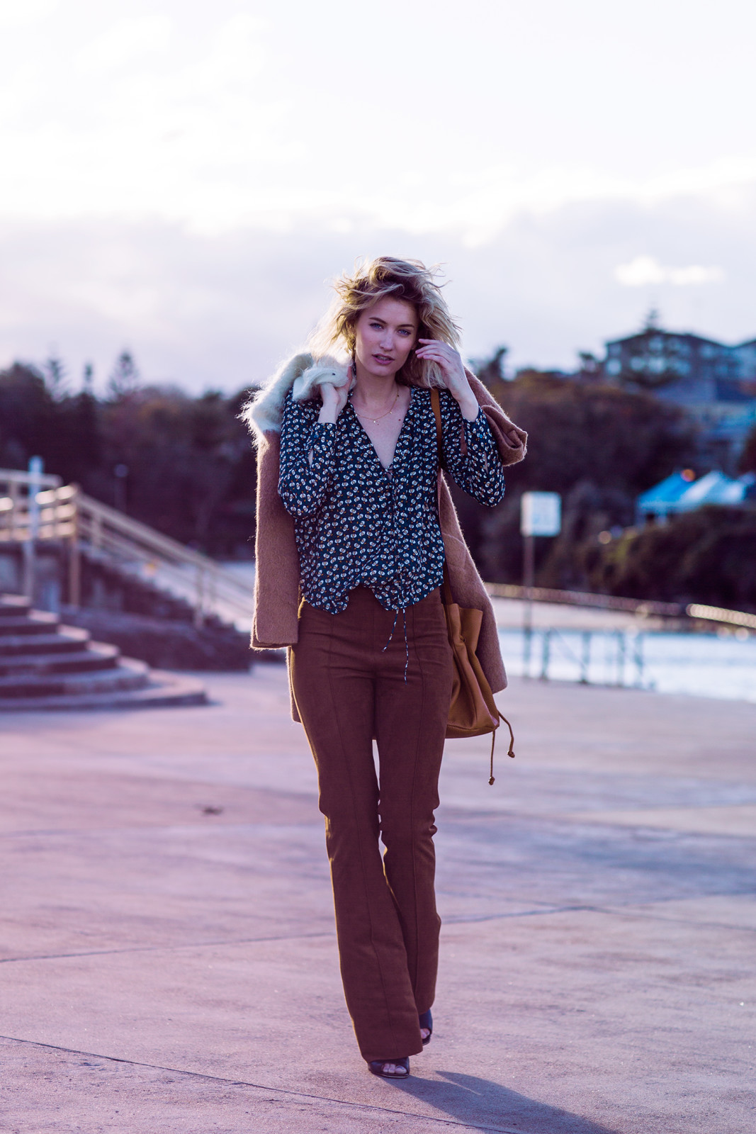 70s-style-suede-flares-print-bucket-bag