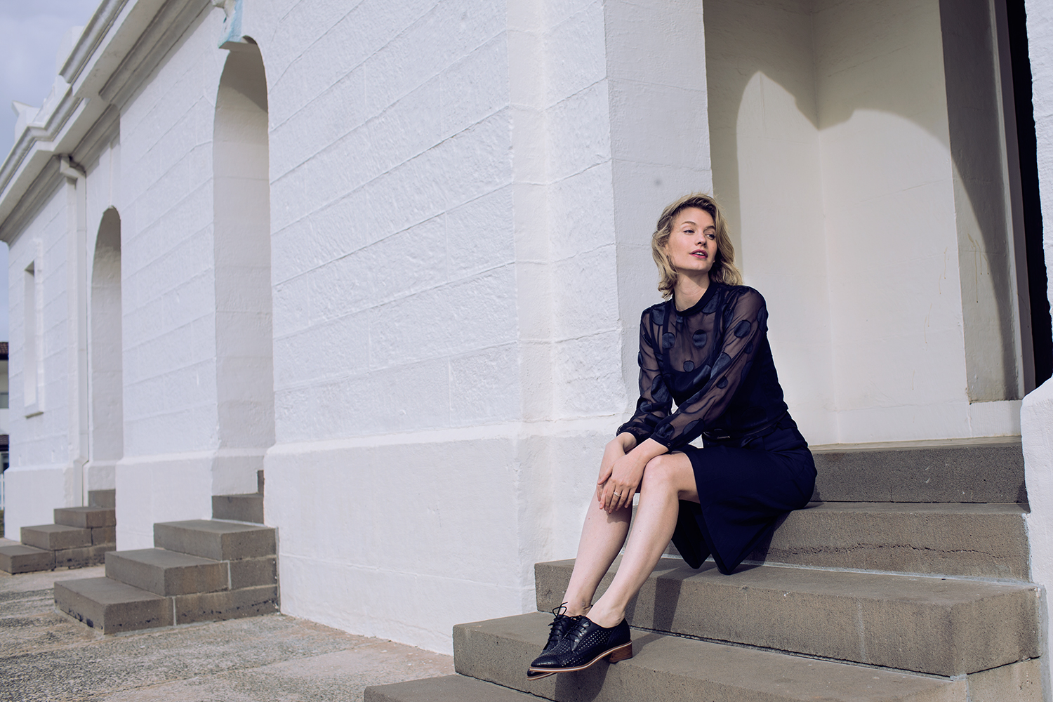 navy-culottes-lighthouse-vaucluse-silk-shirt-spotted-photoshoot-grey-belt-karen-millen