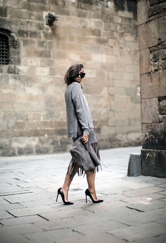 sania-claus-demina-outfit-barcelona-grey-skirt-gina-tricot-christian-louboutin-pigalle-120-mm-pumps-shoes_1