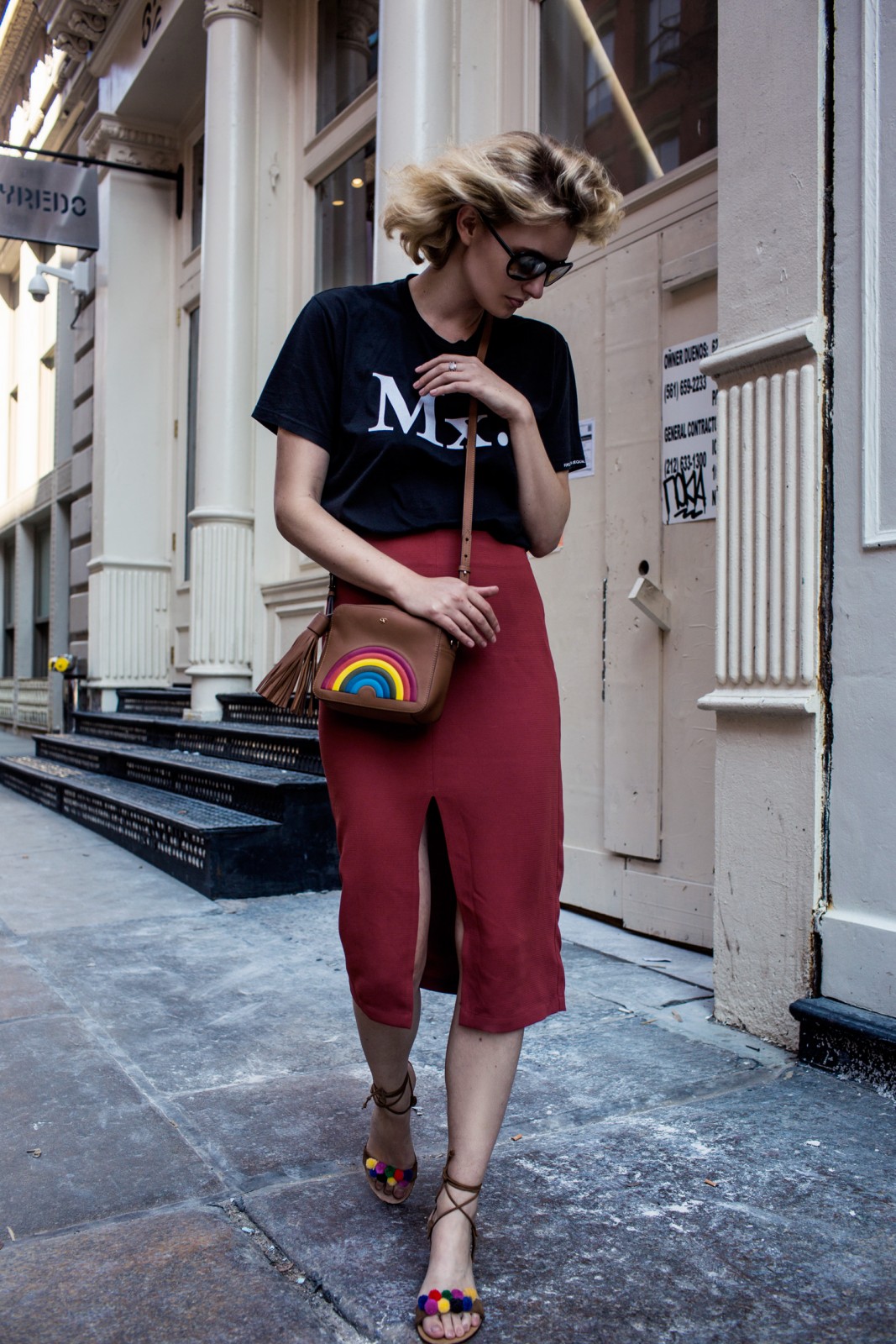 farfetch jacquemus singlet mom jeans with crossbody handbag